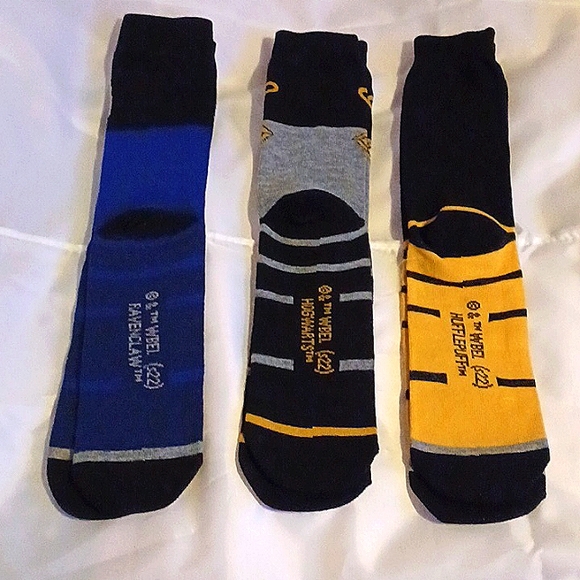Hogwarts Crew Socks Trio/Gryffindor Tie Set - Picture 4 of 12